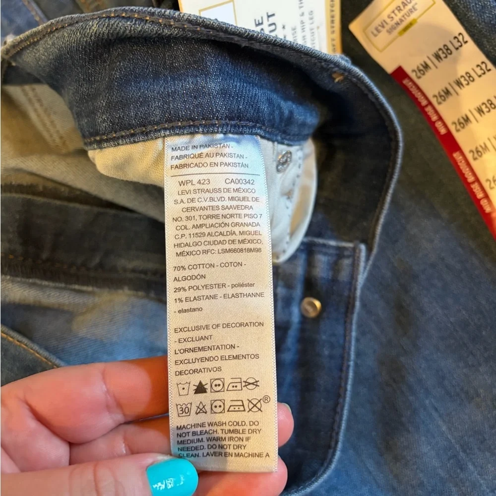 NWT Levi Strauss Signature Gold Women's Mid Rise Bootcut Plus Size 26M Jeans - Picture 3 of 6